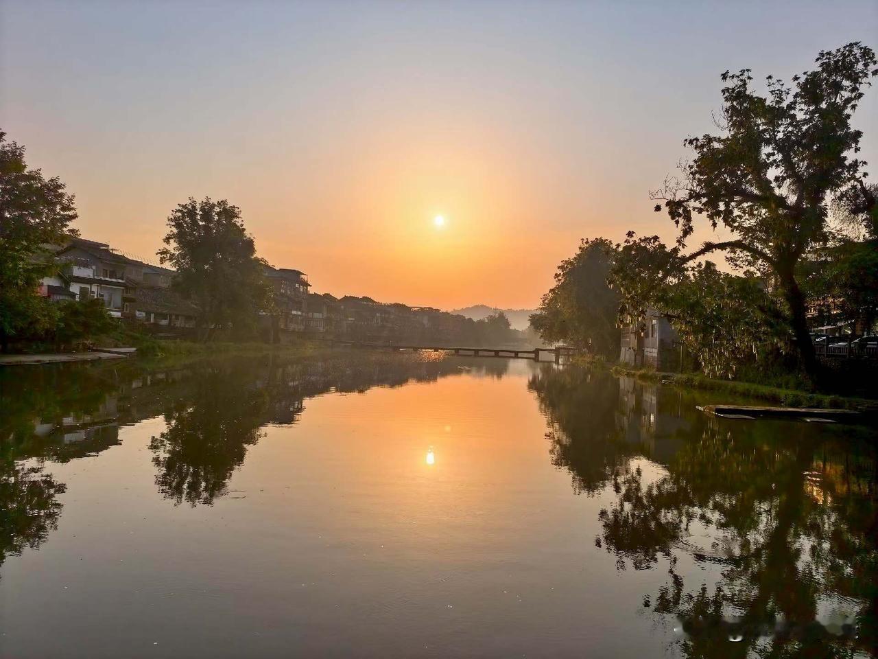 走不完的世界，看不完的风景，最治愈人心的便是这世间的风景，将心放任于天地间，所有