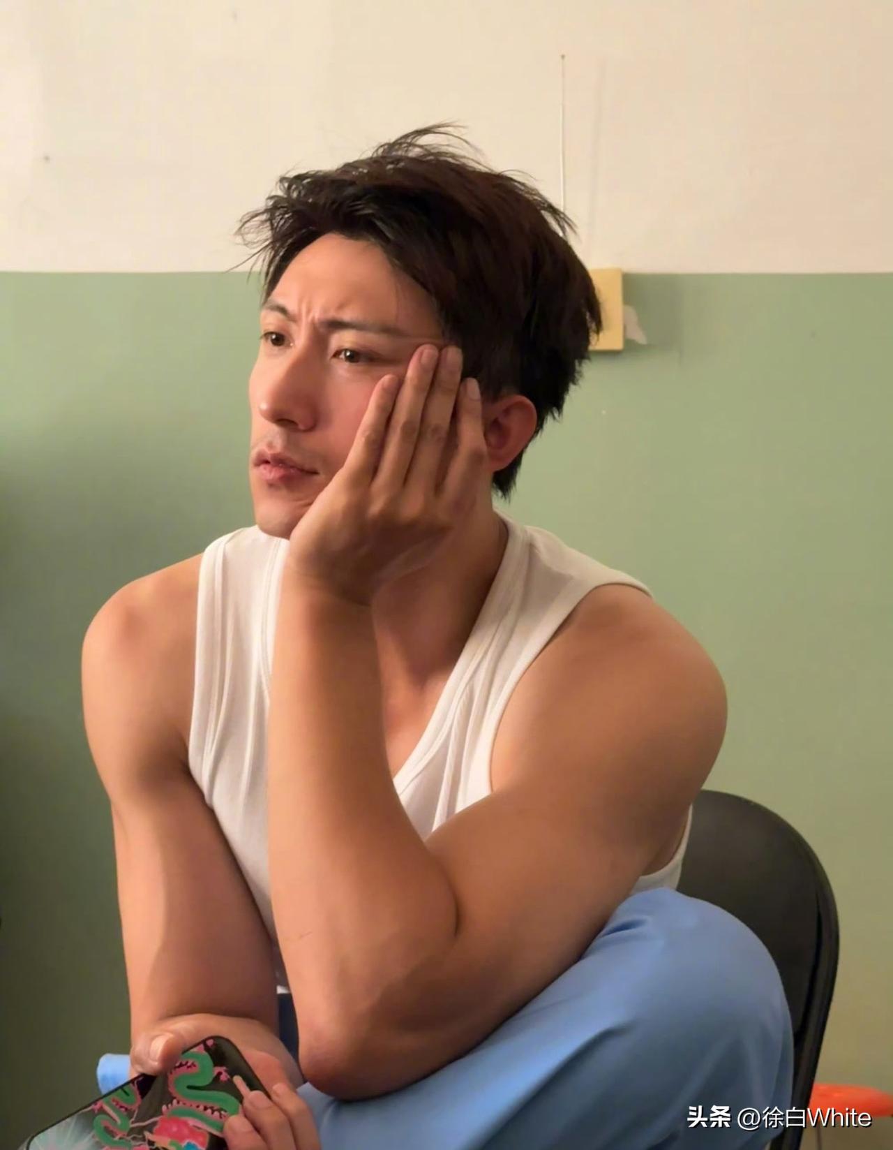 3月6日，黄景瑜新剧《明川有知夏》开拍在即，女主换成了二搭的孙千！
黄景瑜粉丝想