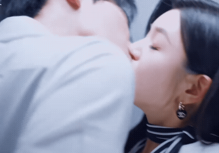 《狙击蝴蝶》岑矜李雾试衣间吻名场面来了。
看得出来弟弟对岑矜有多么的爱不释手了，