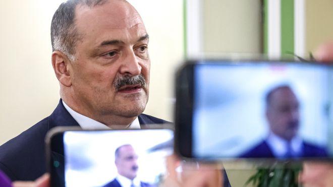 闯入俄罗斯达吉斯坦机场寻找犹太乘客的哈马斯支持者在呼喊着打死以色列人时，机场内的