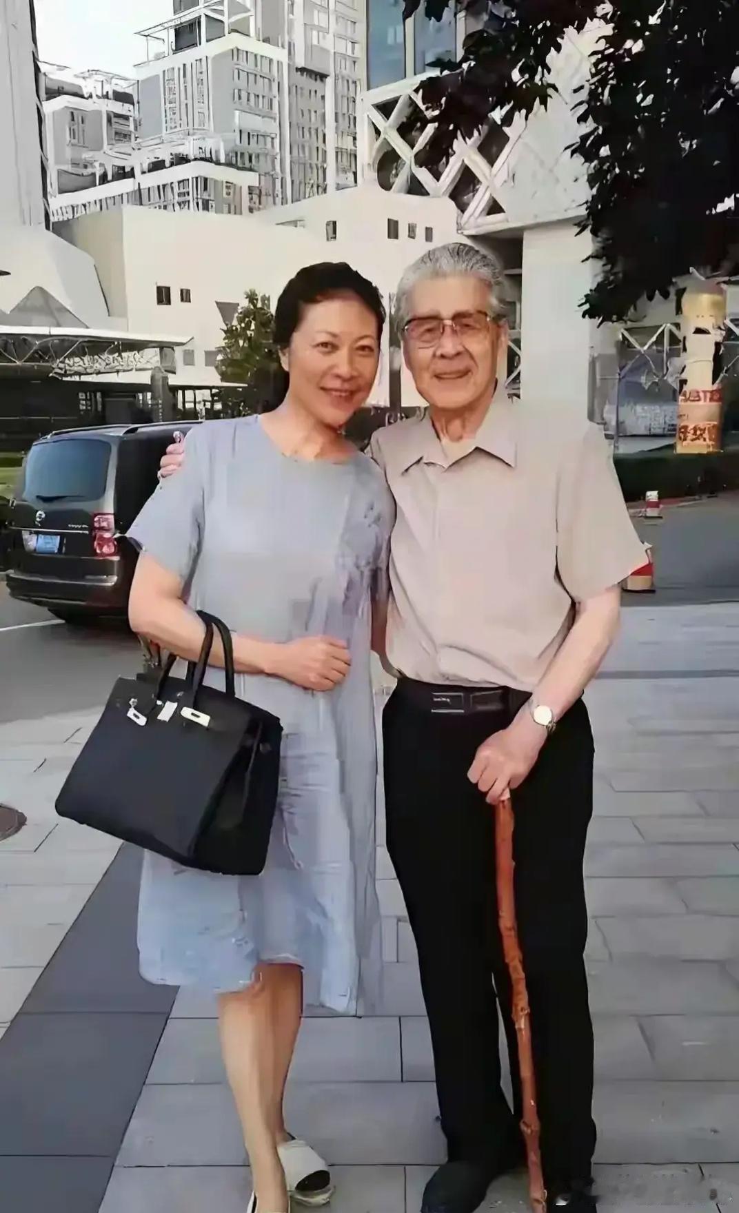 老一代艺术家，优秀演员岳红与蓝天野，温暖交谈，温馨合影！ 