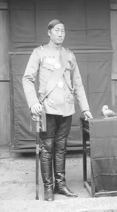 1911年，四川总督赵尔丰的下属尹昌衡，接任他的总督职位，并给他留下3000护卫