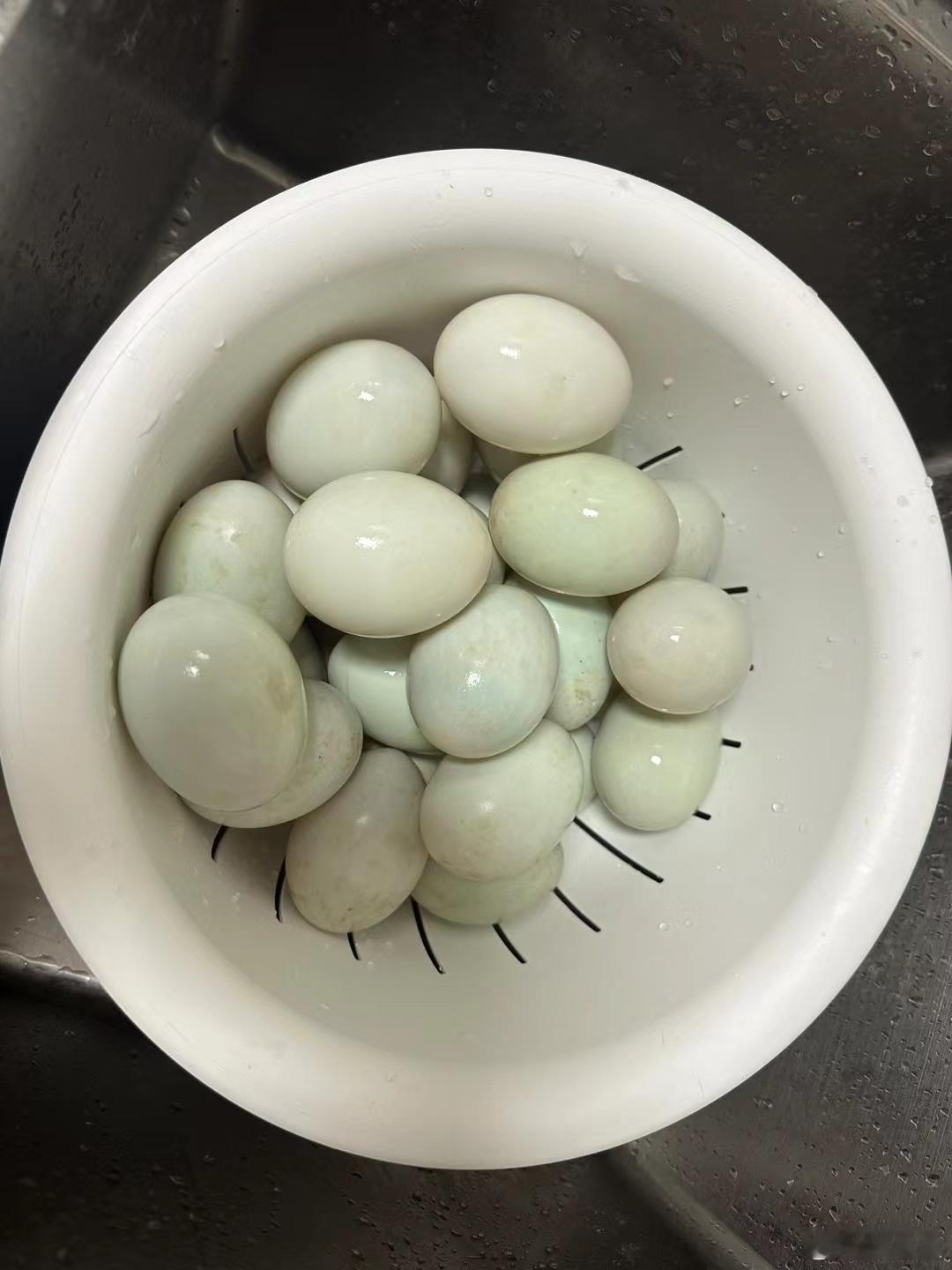 今日份蛋黄酥～成功[比耶][比耶]看着还行吧？本来中秋节前就该做的，太忙了[淡淡