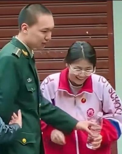 提起伟人的第四代后人毛东东与毛甜懿兄妹，二人身上低调踏实的红色家风，一直被很多网