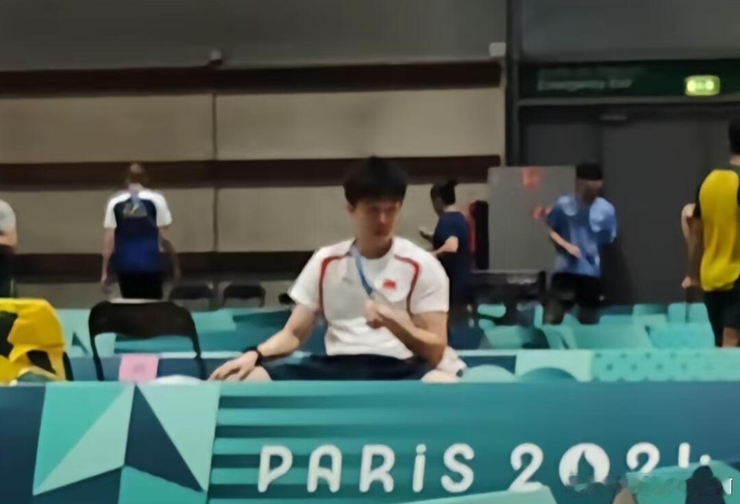 看看巴黎的时候这个胳膊肿成什么样的了，但是他对外界一声都没说，把所有问题都归结到