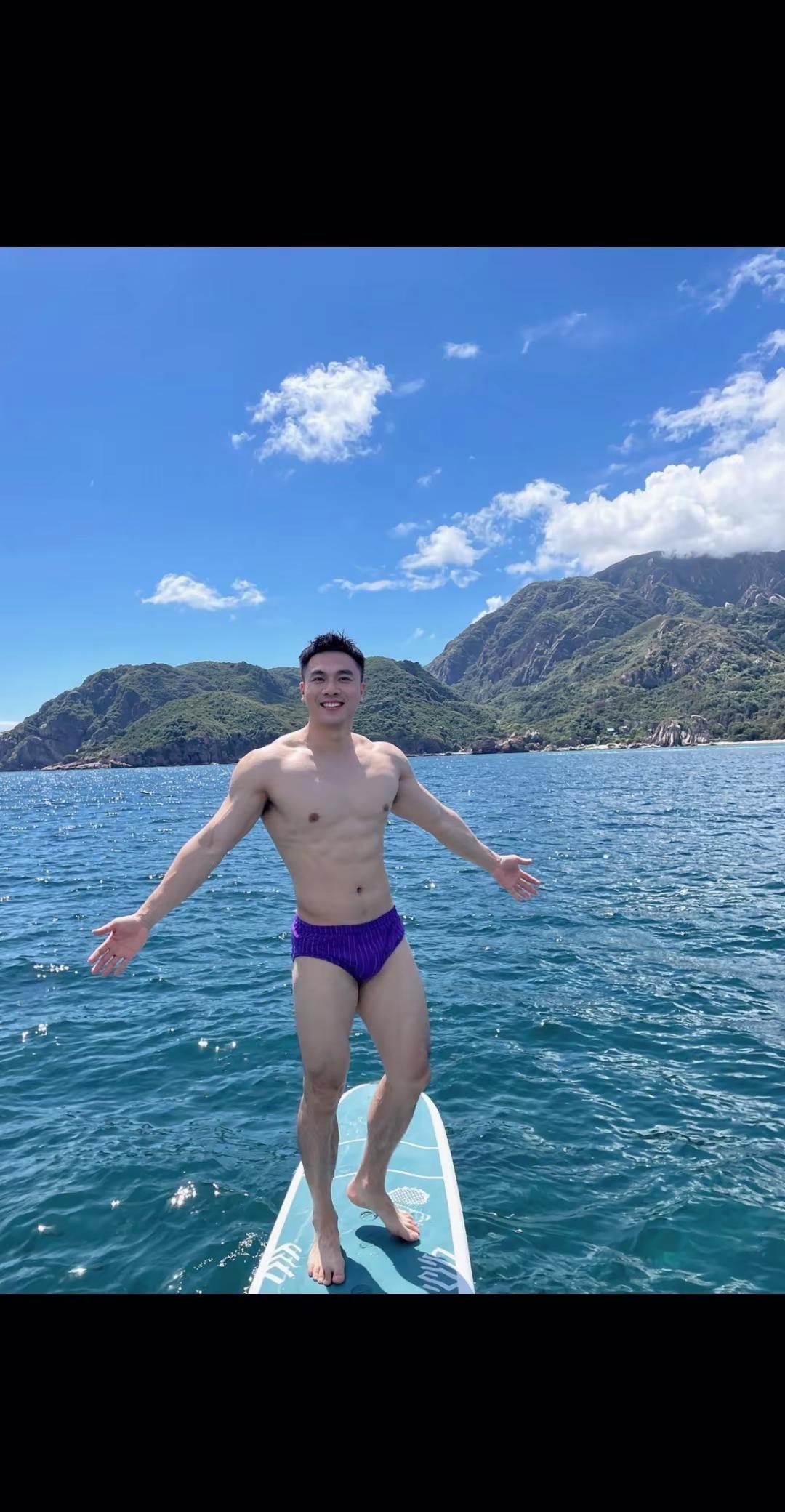 海是背景，我是主角肌肉男神 海边耍帅 桨板 夏日