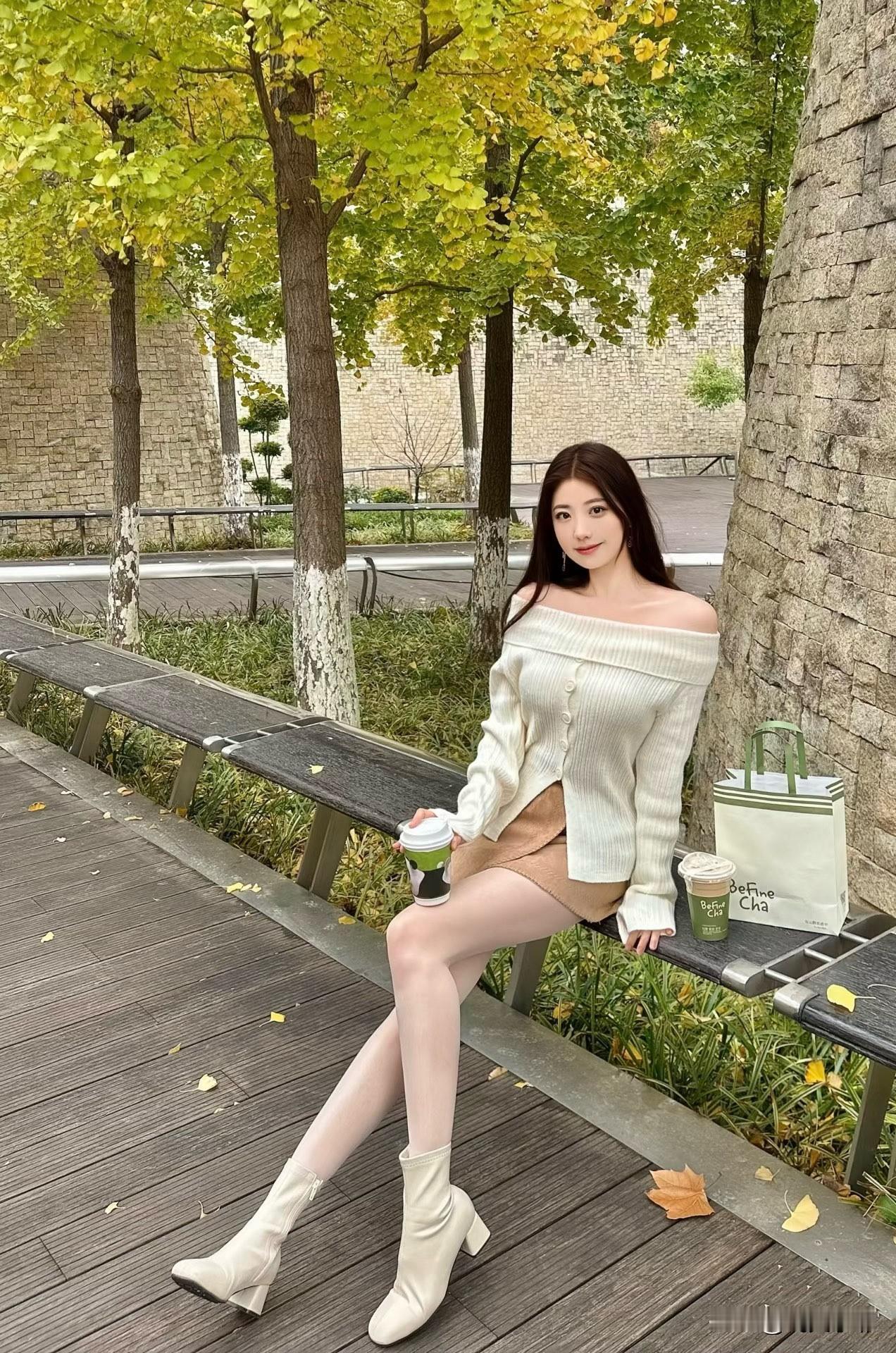 秋叶、奶茶、小狗和我[彩虹][微风][太阳]
下午的航班，上午先和闺蜜小聚一下喔