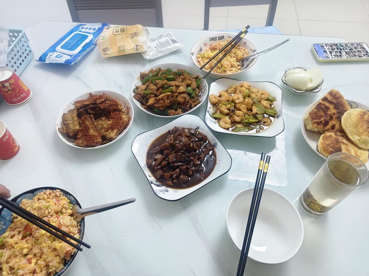 给老弟浇完地后，累的爬不起来了。
昨晚儿媳妇说出去走走，我也不想动了。
身体是真