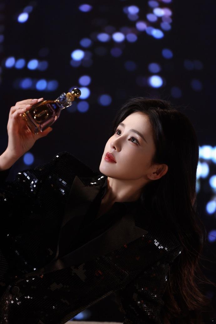 白鹿暗夜绽放自我锋芒白鹿完全摩登女郎 白鹿暗夜绽放自我锋芒，白鹿完全摩登女郎，谁