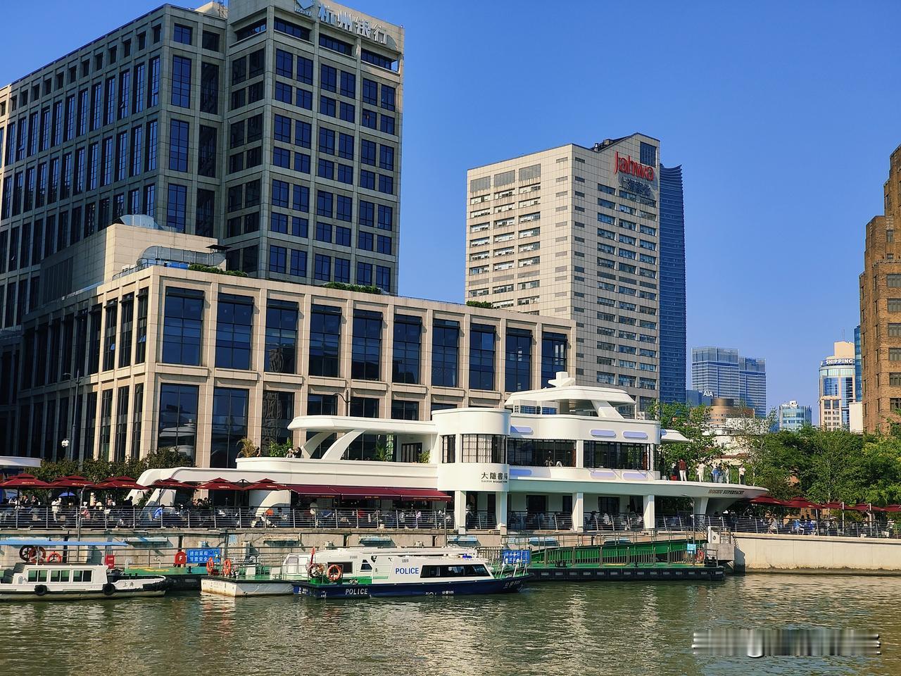 五一打卡虹書舫，苏州河边的新晋网红打卡书店，很多人在这里喝下午茶，还有歌手现场表