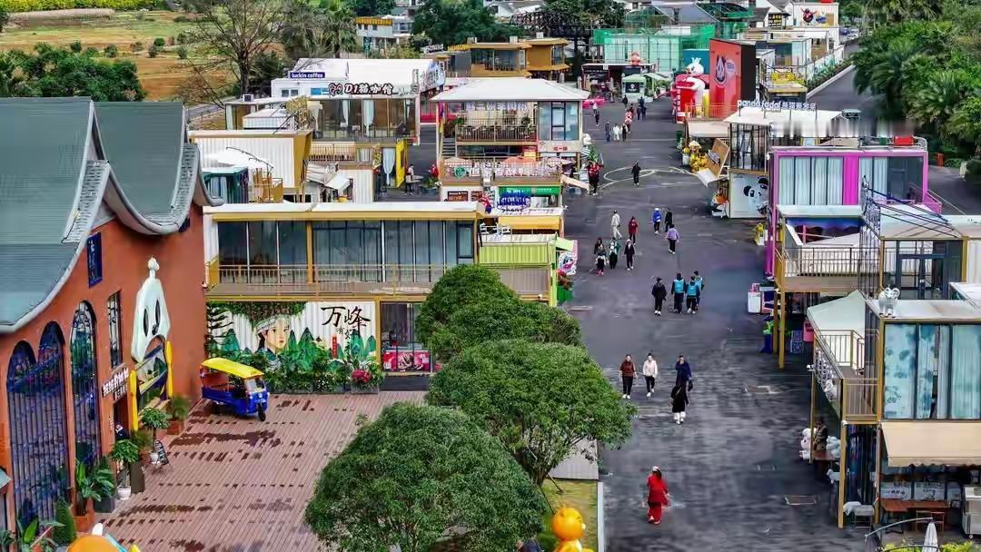 市场是最稀缺的资源，市场资源是我国的巨大优势。

“十五五”规划建议明确提出“超