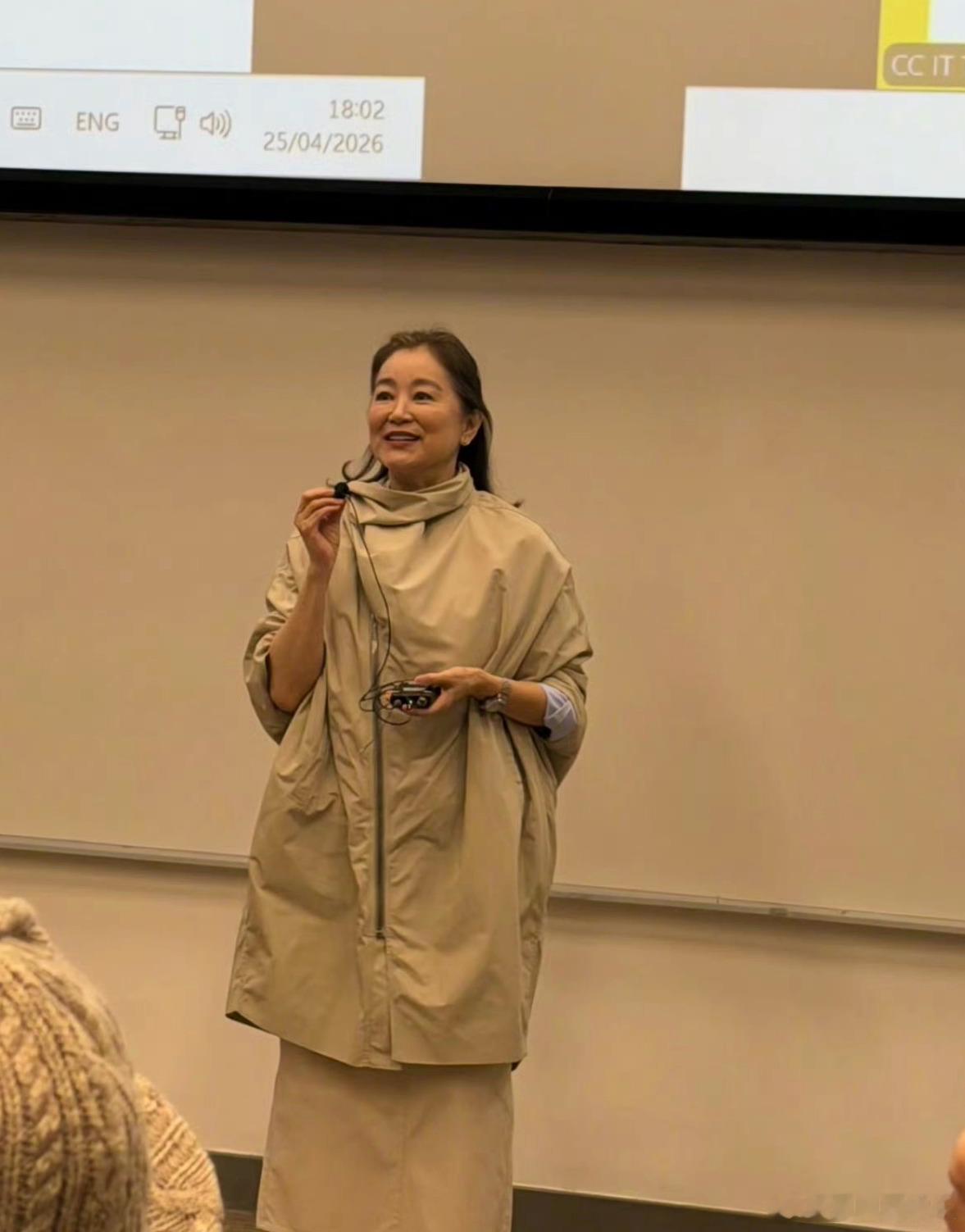 林青霞72岁状态林青霞亮相香港中文大学4月25日，72岁的现身香港中文大学开讲座