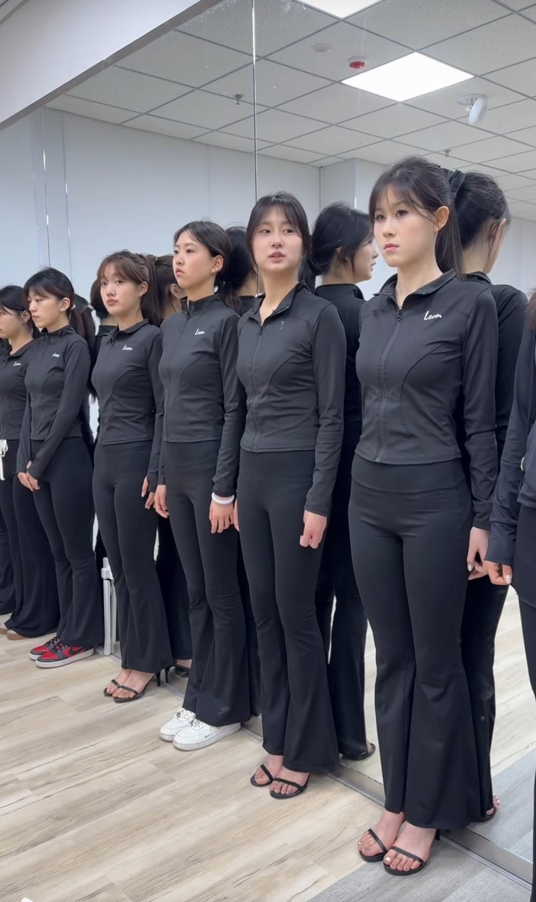没钱就会和其他女人一样排在一起培训。然后局促不安。东张西望。
没办法，人总得学点