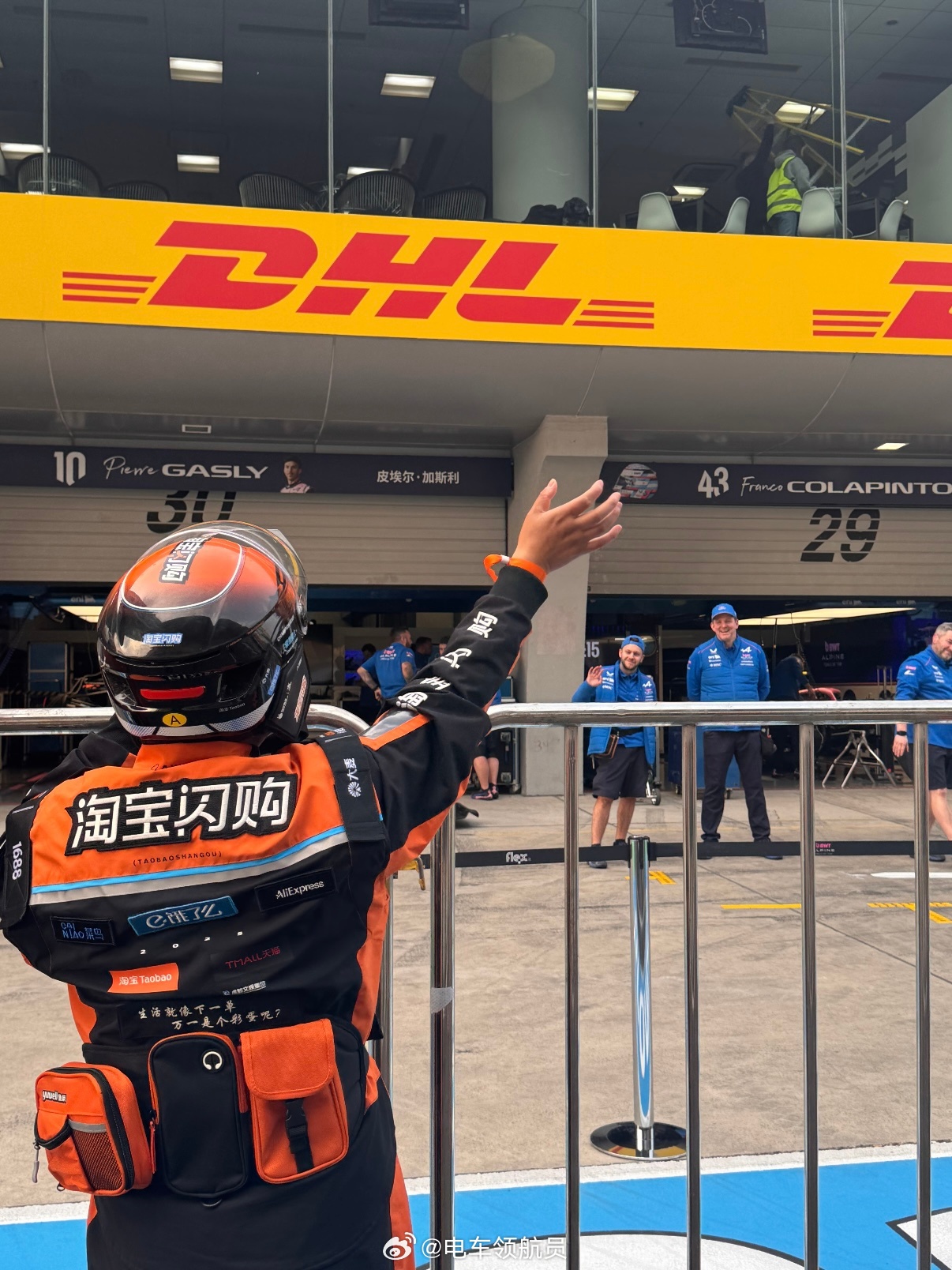 F1中国大奖赛惊现“外迈”不知身穿迈凯伦队服的车队工程师们作何感想别说闪购的衣服