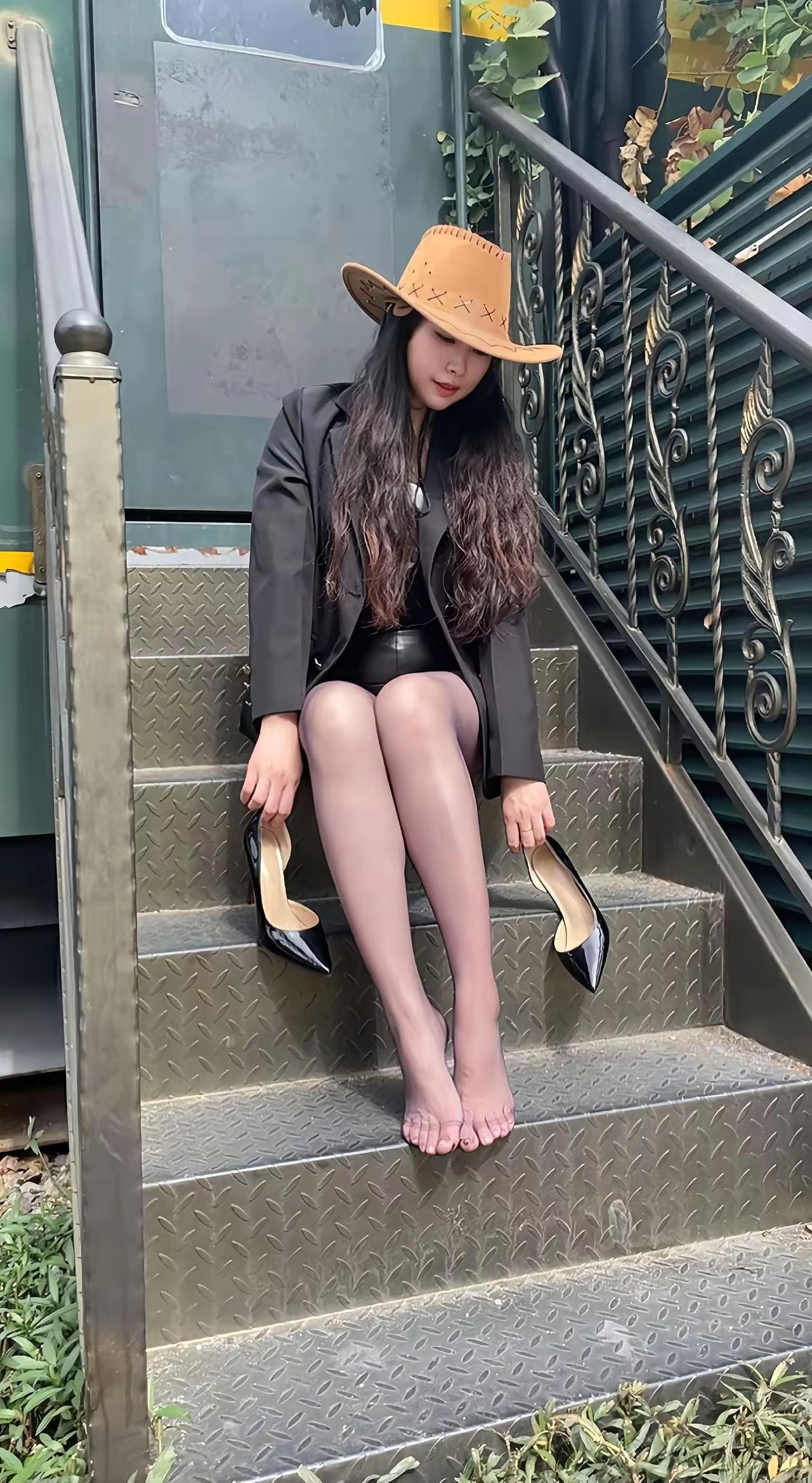 40岁女人的最大魅力，是岁月沉淀的通透与从容。褪去青涩浮躁，待人接物温和有度，既