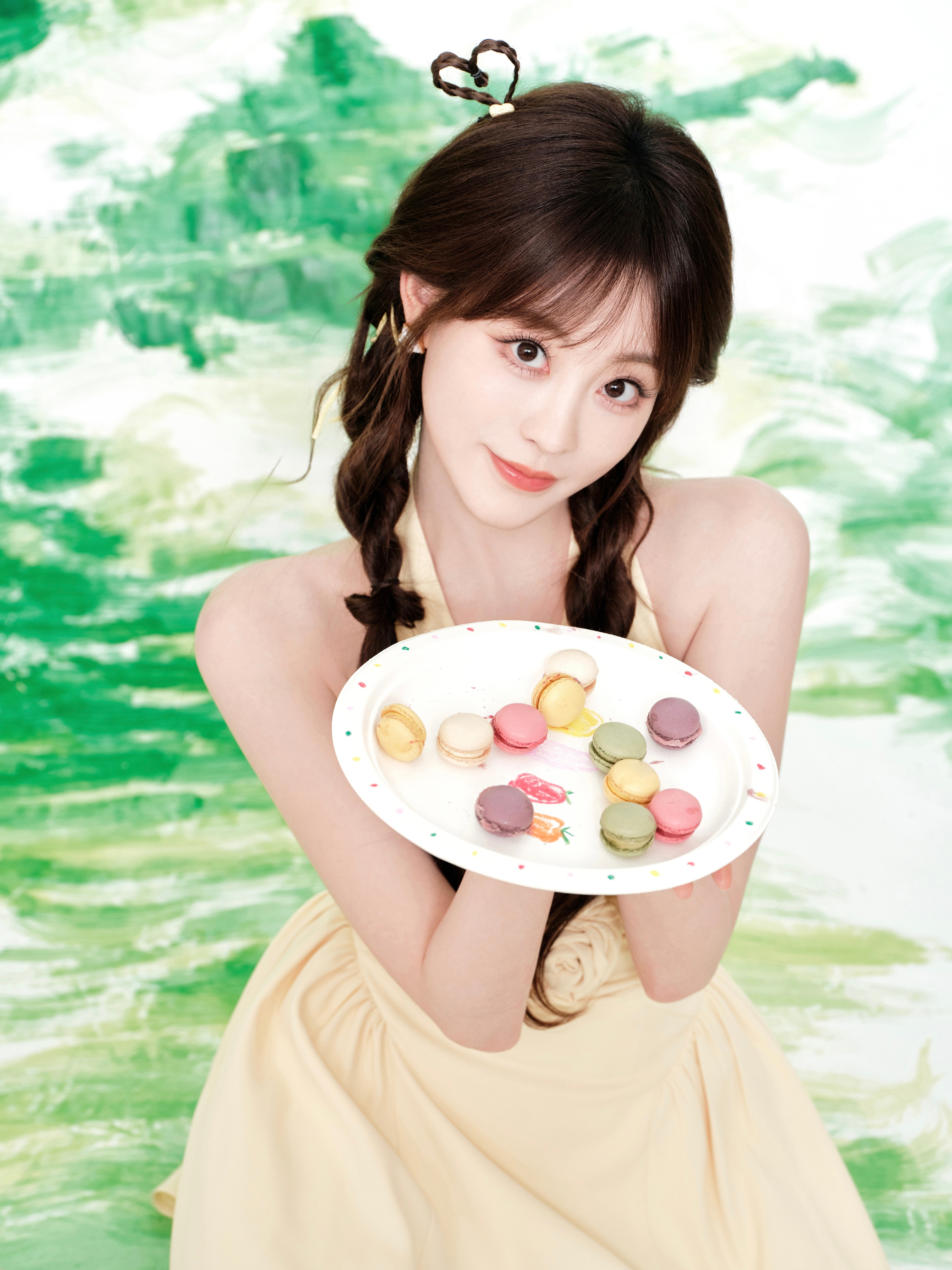 祝绪丹  闯入春日油画里，做一场甜滋滋的少女梦✨奶白裙装裹着温柔，长靴踏满生机，