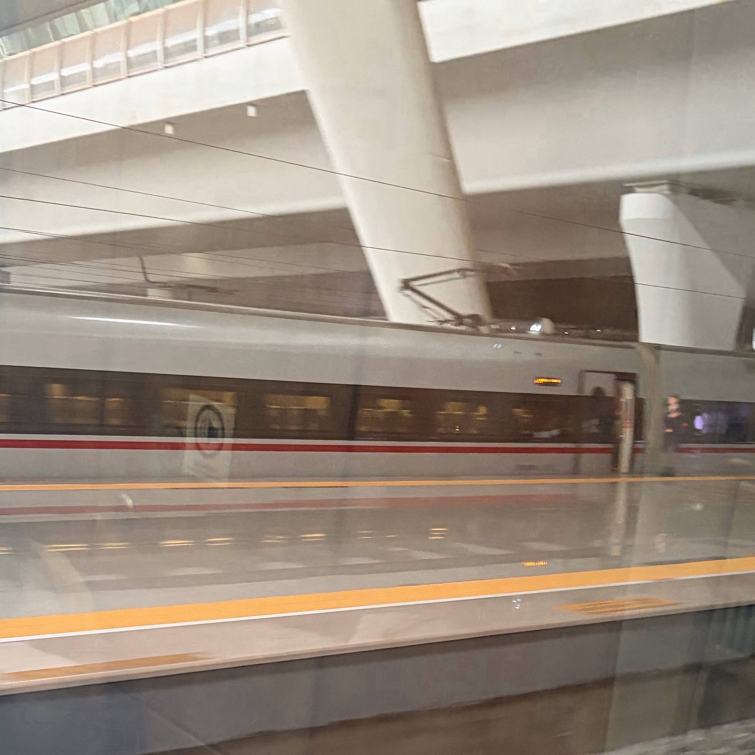 本周又开始进入“人在路上”的节奏了。刚刚翻了下行程，发现这周基本已经被塞满了。北