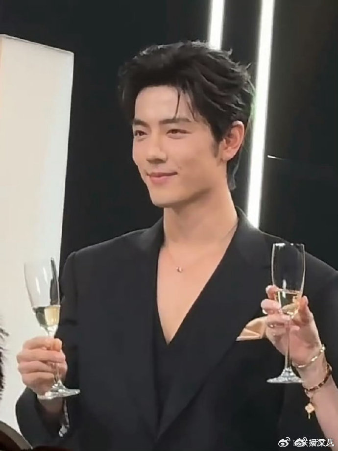 肖战香槟干杯肖战举香槟歪头 肖战举香槟歪头，好可爱 