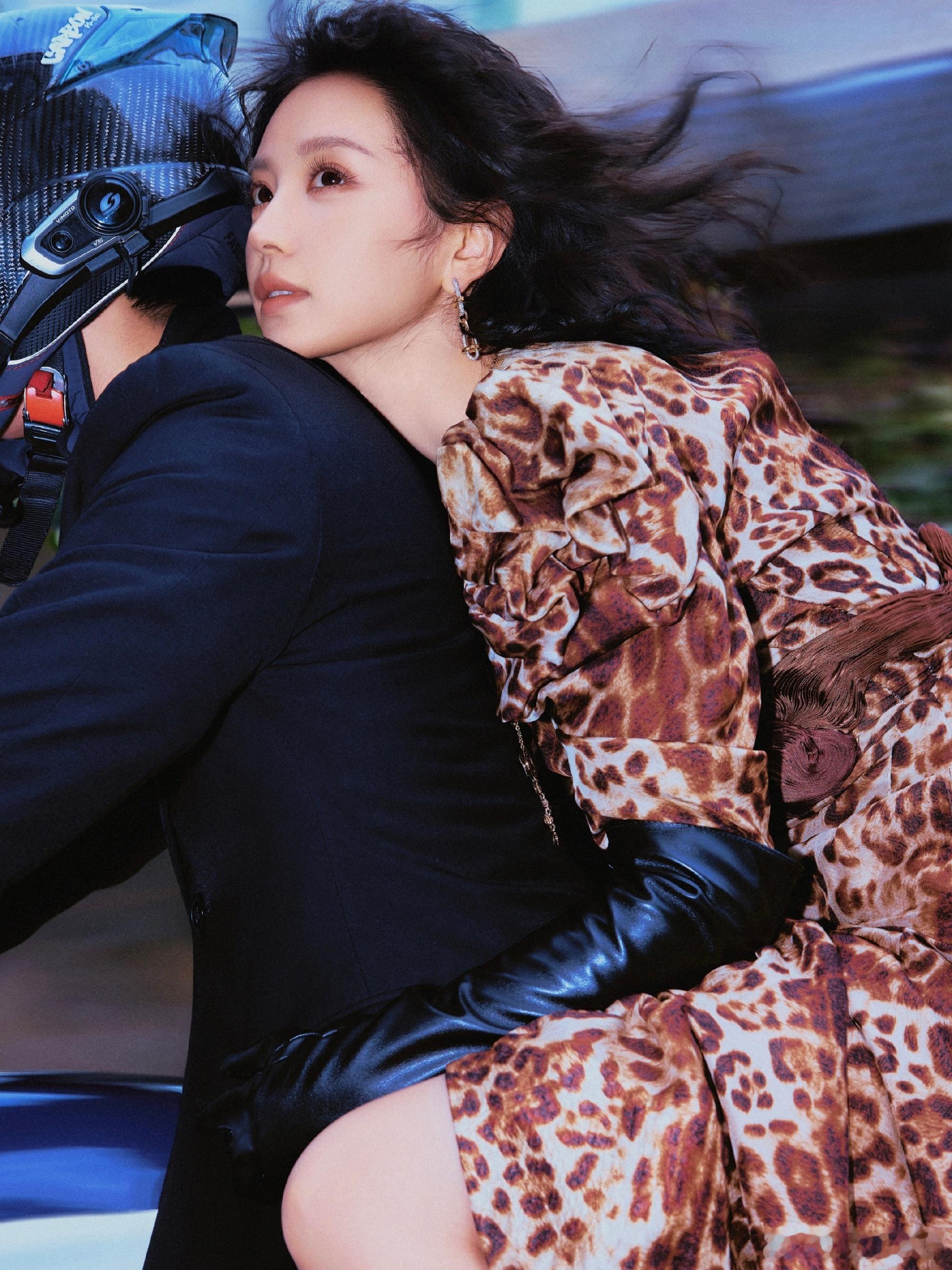 田曦薇｜尖叫之夜红毯 哇唔   ～  小田的风格新惊喜 ！今日亮相尖叫之夜造型图