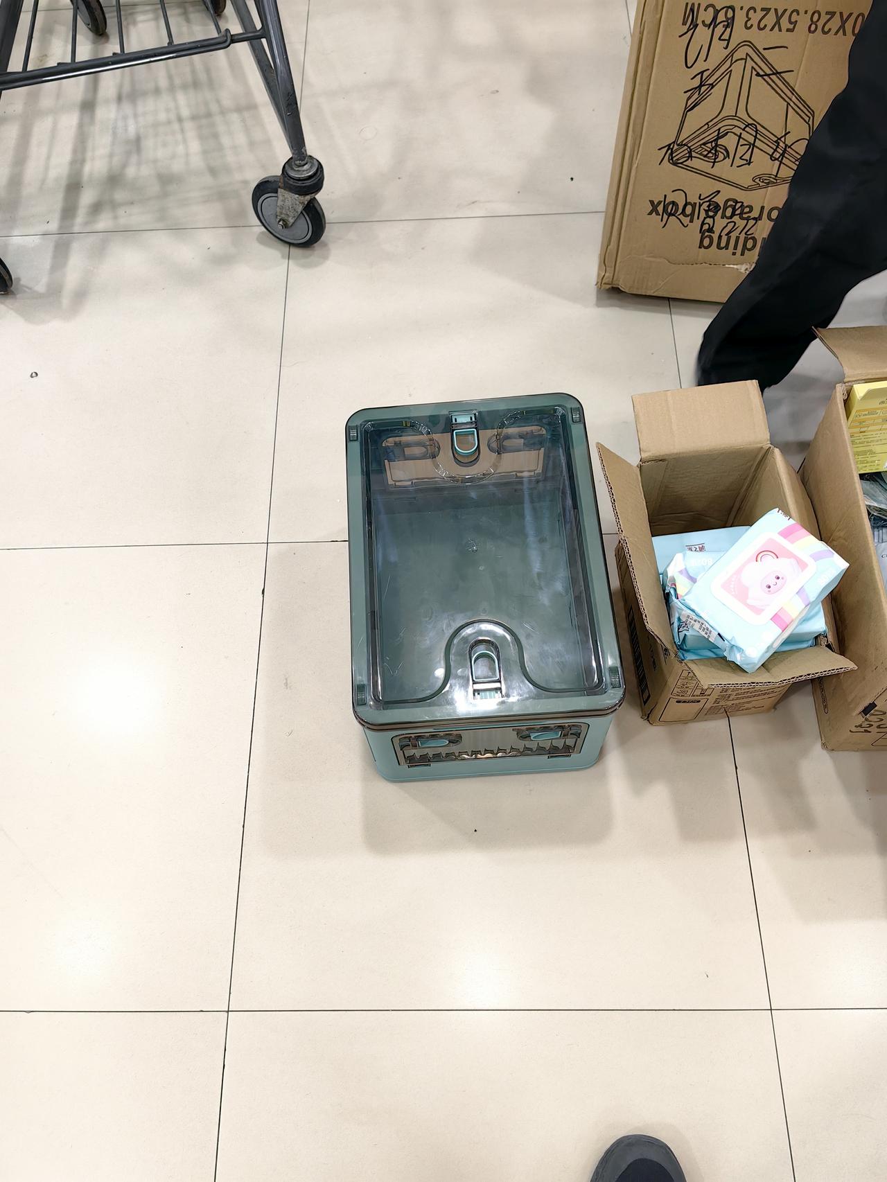 秋日生活打卡季超市特价整理箱15元了，可是我不需要呀。想不起来干什么。