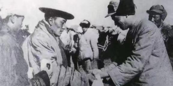1951年，阿里驻军断粮，连马都杀了吃。眼看全军都要饿死，一个小战士干了一件事，