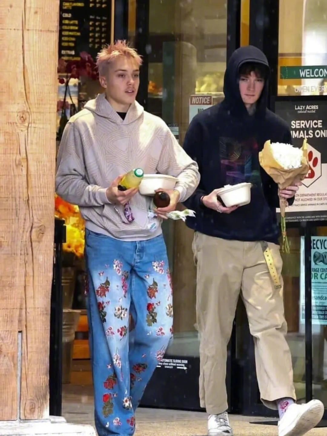 安吉丽娜·朱莉和皮特的龙凤胎儿子诺克斯和朋友在洛杉矶外出购物被拍。 和舅舅越长越