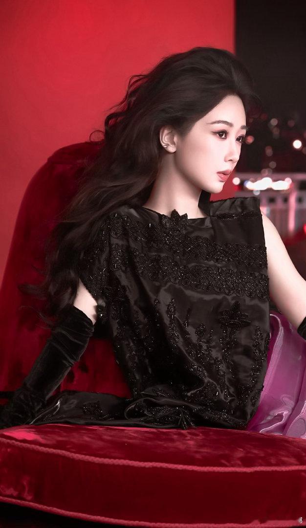 杨紫杨紫玉兰花开君再来 yz 杨紫董竹君松弛与复古兼具，风吹过发梢，将故事定格⚡