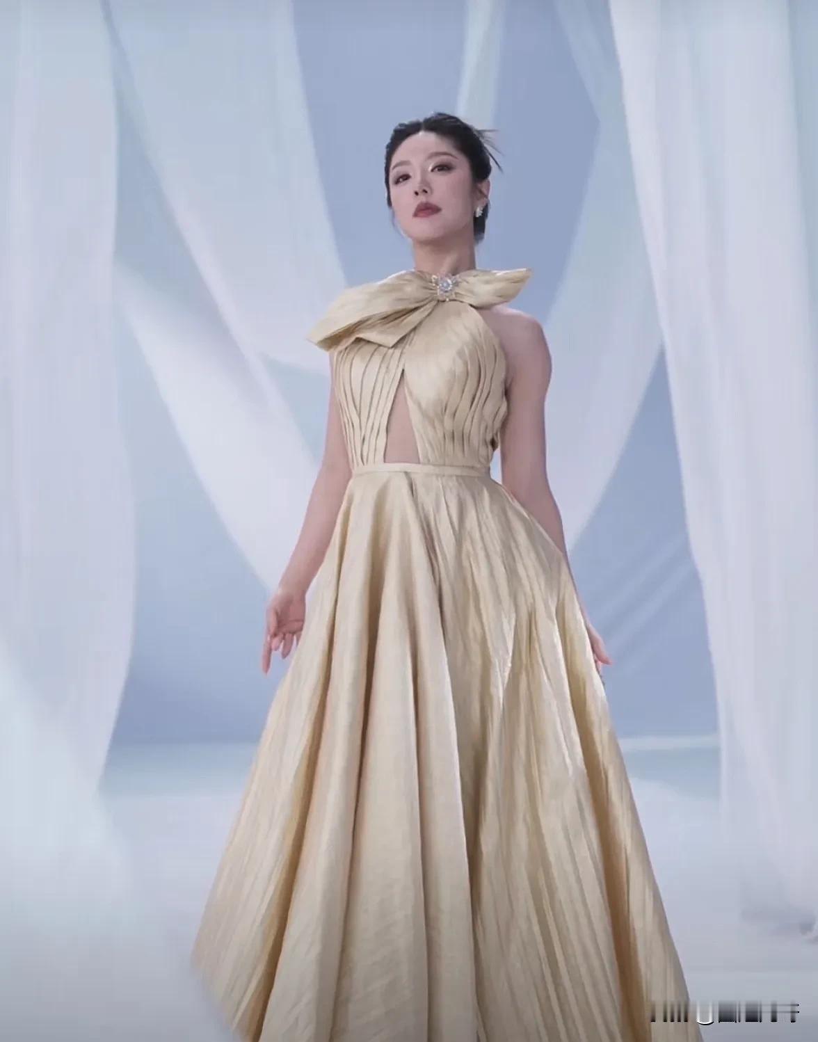 大众的审美终于正常了！赵奕欢靠背肌上热搜，隔着屏幕都是满满的力量感，不比病态美的