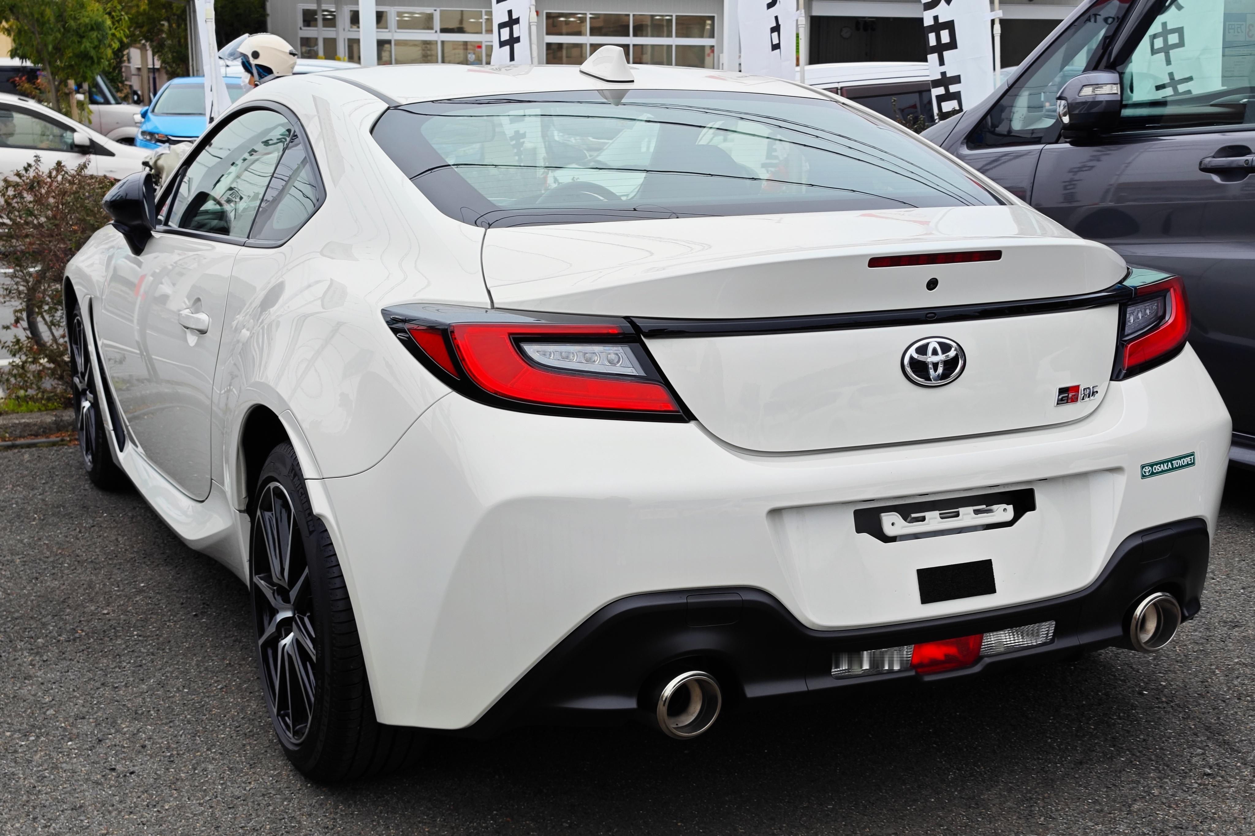 最新这代 86/BRZ 价格彻底崩盘了。路过丰田二手店，这辆只跑了 2000 公