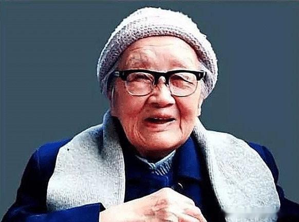 【七七事变后，上海文艺女青年朱旦华和李云鹤结伴前往延安，后来朱旦华嫁给了毛泽民，
