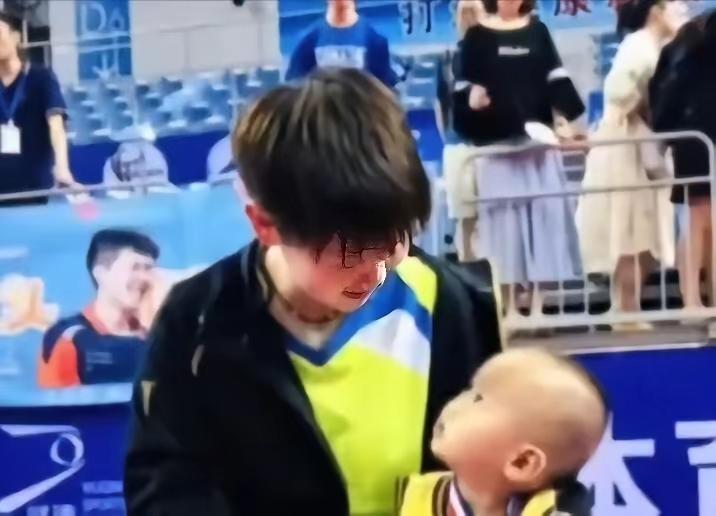 莎莎和小球迷，如果说莎莎有爱心❤️，瞧，这么点娃娃看👀莎莎的眼神儿，满是崇拜哩