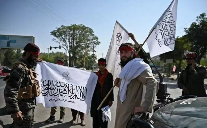 实际上现在塔利班也很难。

塔利班处境非常尴尬，权力早就在他们手里，城市和乡村到