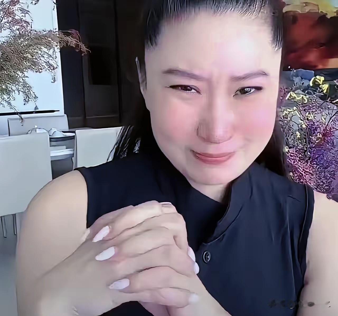 直播间里有四十四万四千人正在观看，一句爱就是天意，coco强忍住眼泪让很多人哭了