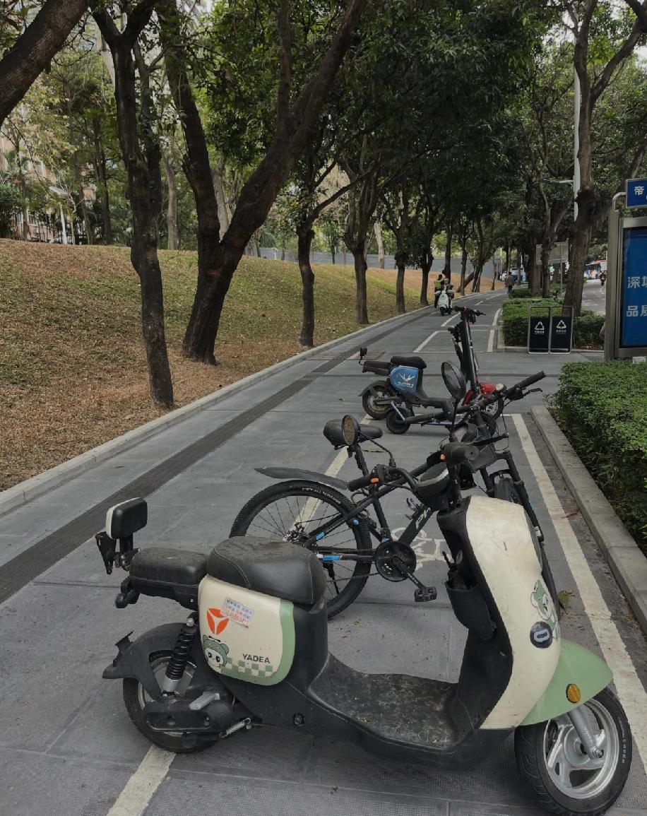 深圳的人行道上，如今有一半的区域都被电动车停满了，只留另外一半的空间，既要让行人
