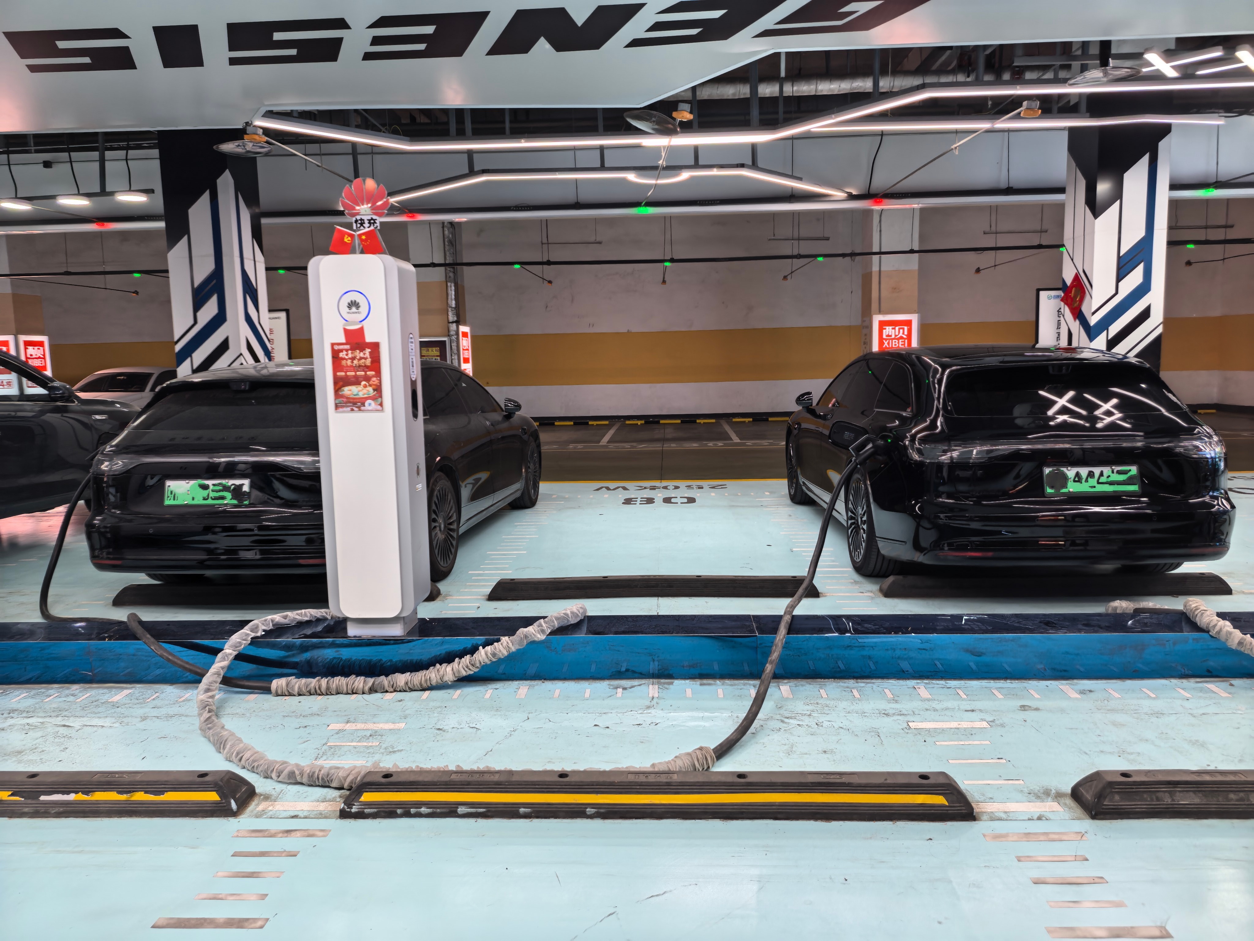 今天在商场的华为快充充电，竟然碰见同框黑武士享界S9T，人家的车洗的干净，太帅了