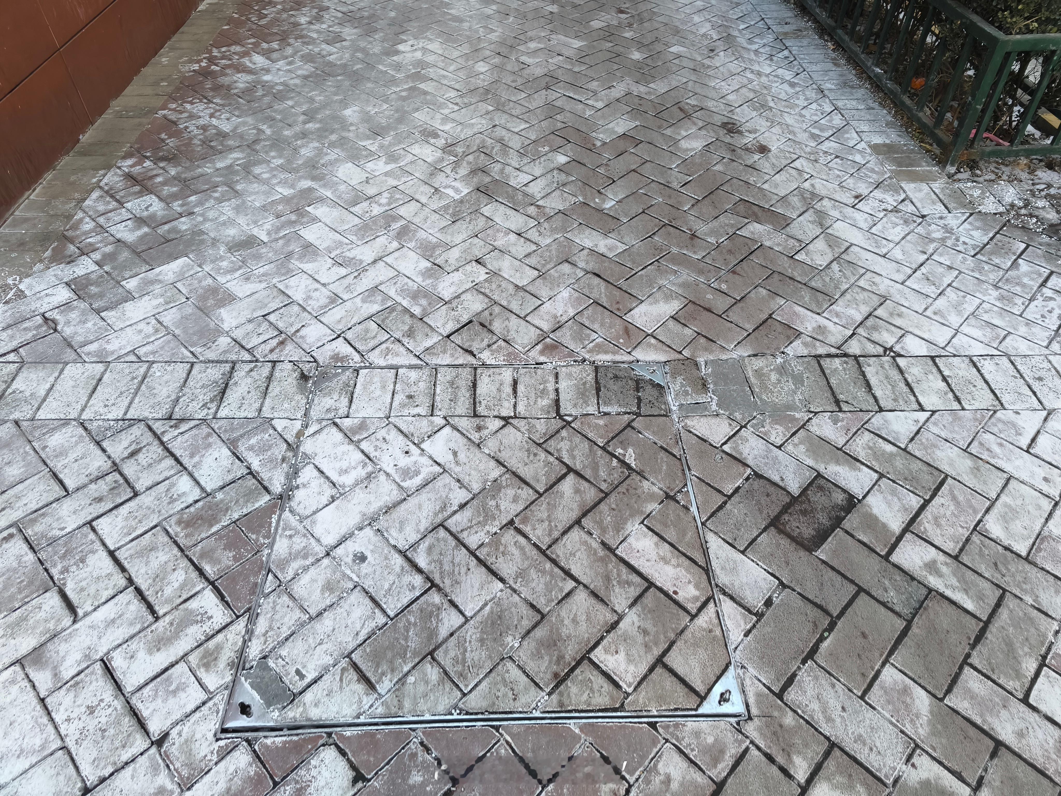 雪是化完了，地上更白了。 