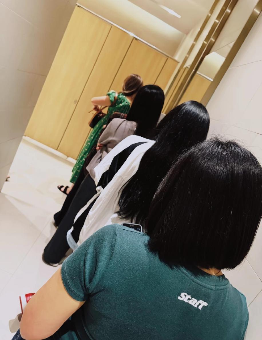 真的觉得当女生最麻烦的一件事，就是出门上厕所几乎就没有不排队的时候，不管是逛商场