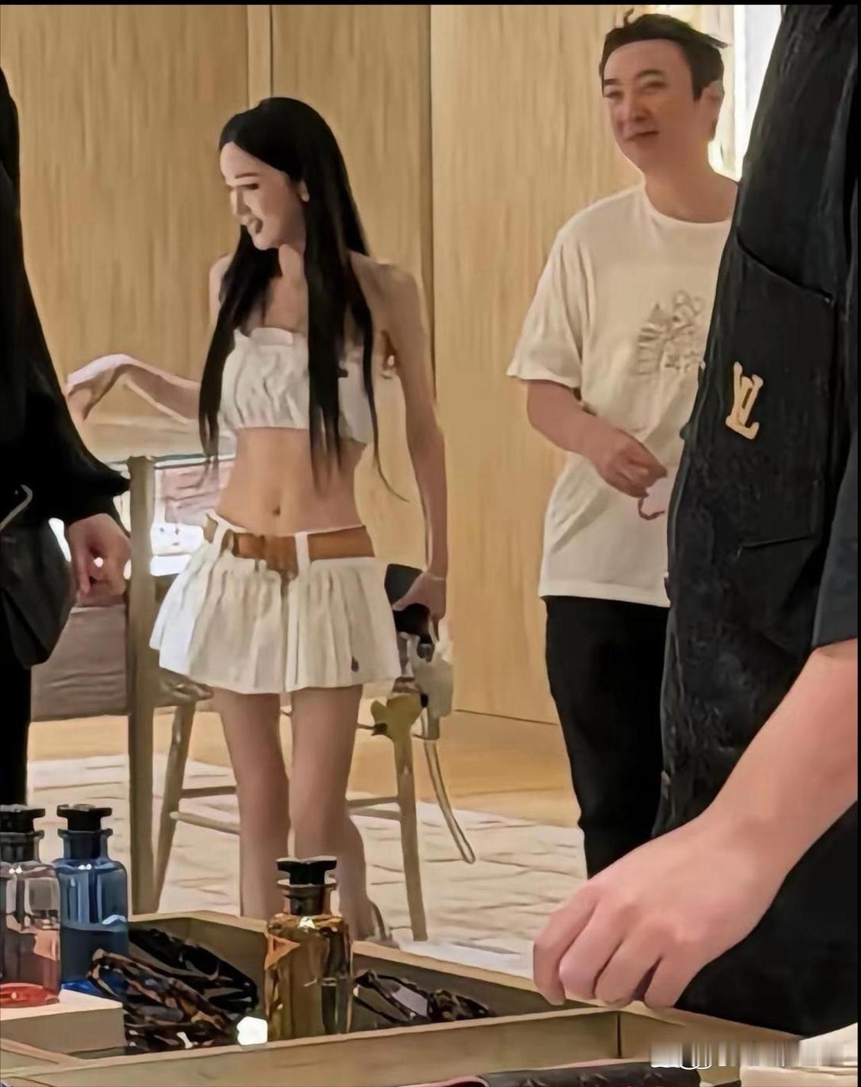 王思聪新女友看着气色很差，浑身没精神，但身材是真绝。 ​​​