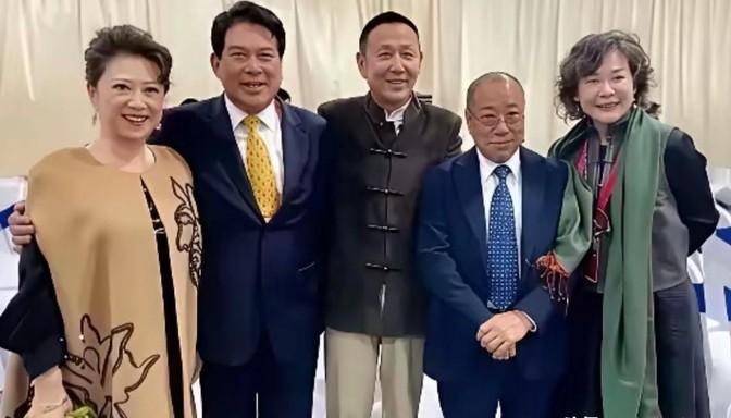 这张合照太有料了！

陈道明老师往那一站，大佬气质直接拉满。
左边戴眼镜穿西装的