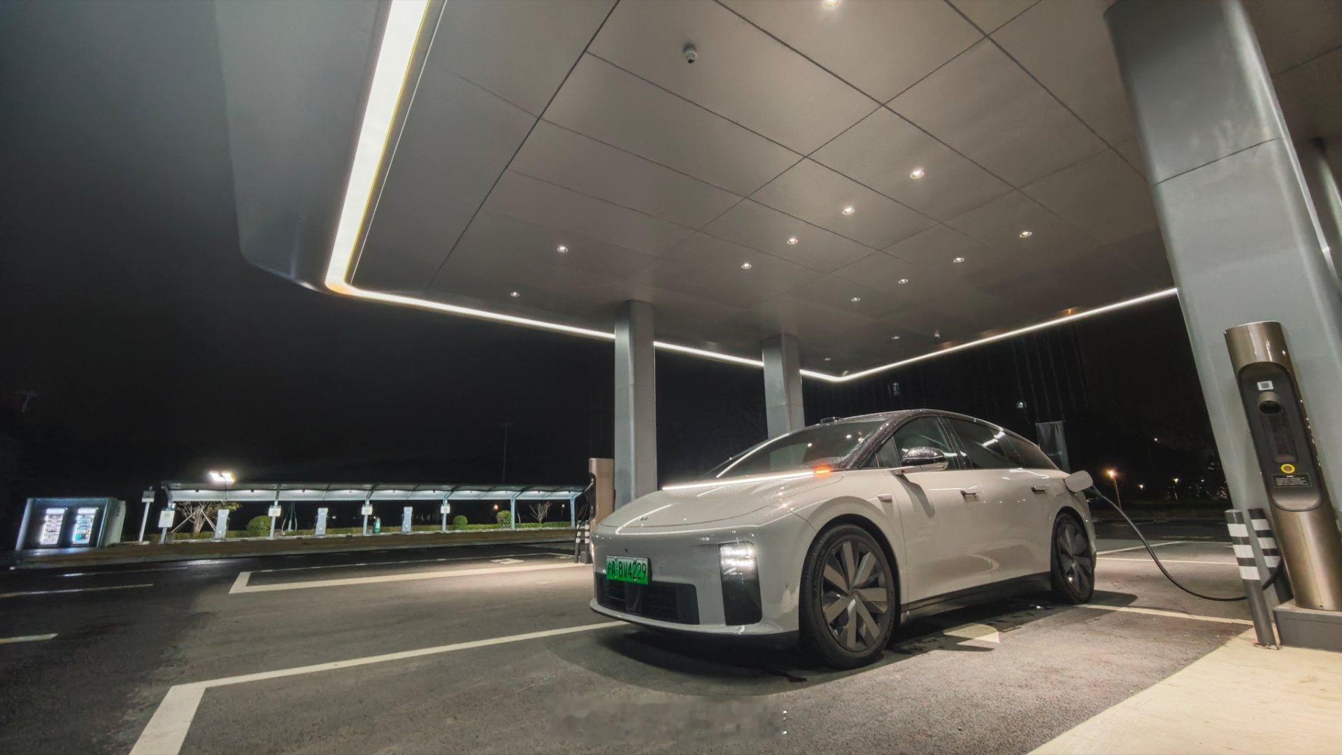 压哨 12 点下了高速，顺道来常州的理想穿梭站打个卡，不得不说 5C 是真的快，