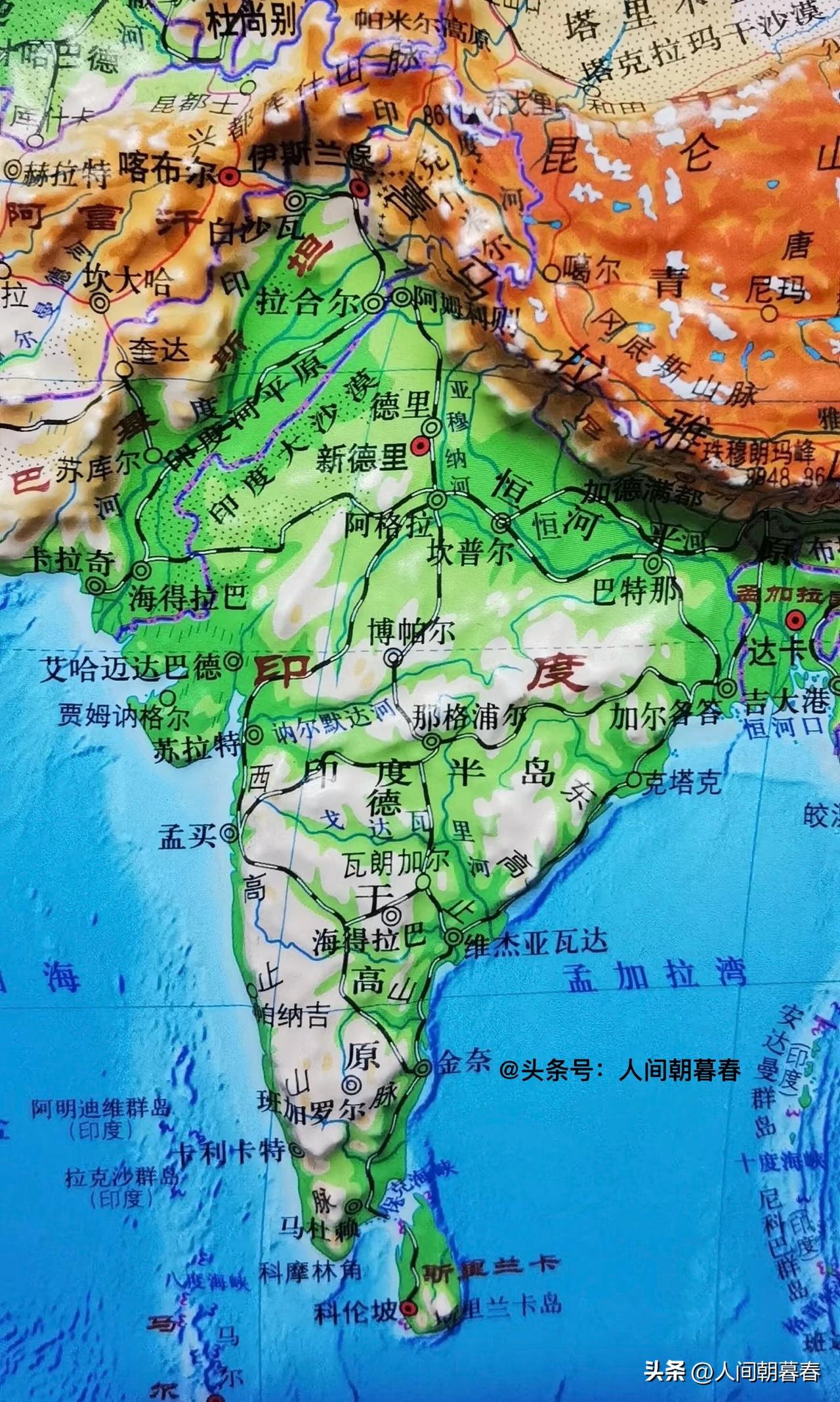 客观来说，印度的地理条件还是挺优越的。整个印度半岛三面环海，陆地总面积超298万
