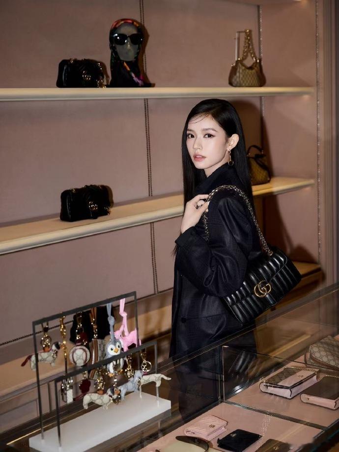 Gucci认领林允 林允的时尚表现力一直很有东西，只是平时常常被低估。Gucci