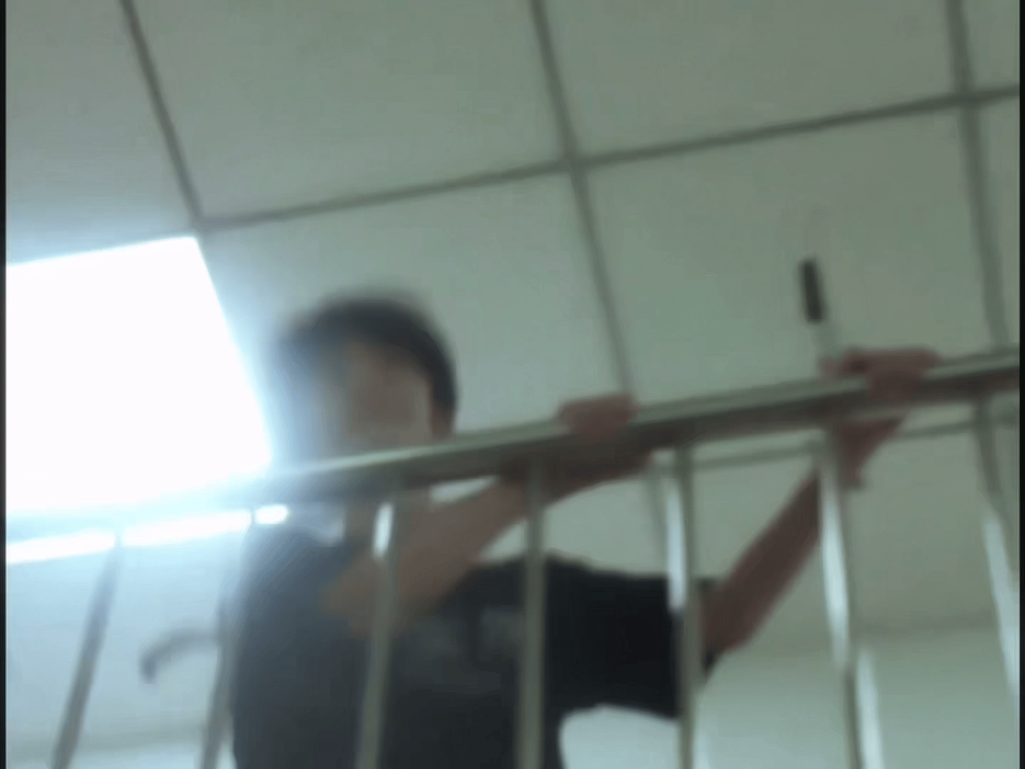 放晚自习等哥哥半天找不到人 一抬头看到： 