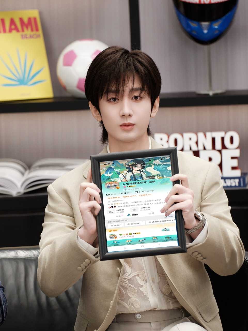 成毅: 介绍下，这是我最爱的果果⬇️ 