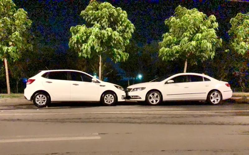 1月20日云南，女子因违停被按喇叭提醒后，不仅无视还竖中指挑衅，随后被对方车一脚