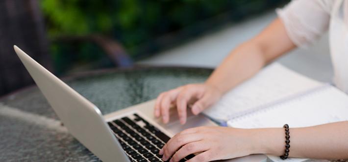 两会期间，多位政协委员建言职场加班问题，这可太及时了。陆铭提到2025年全国企业