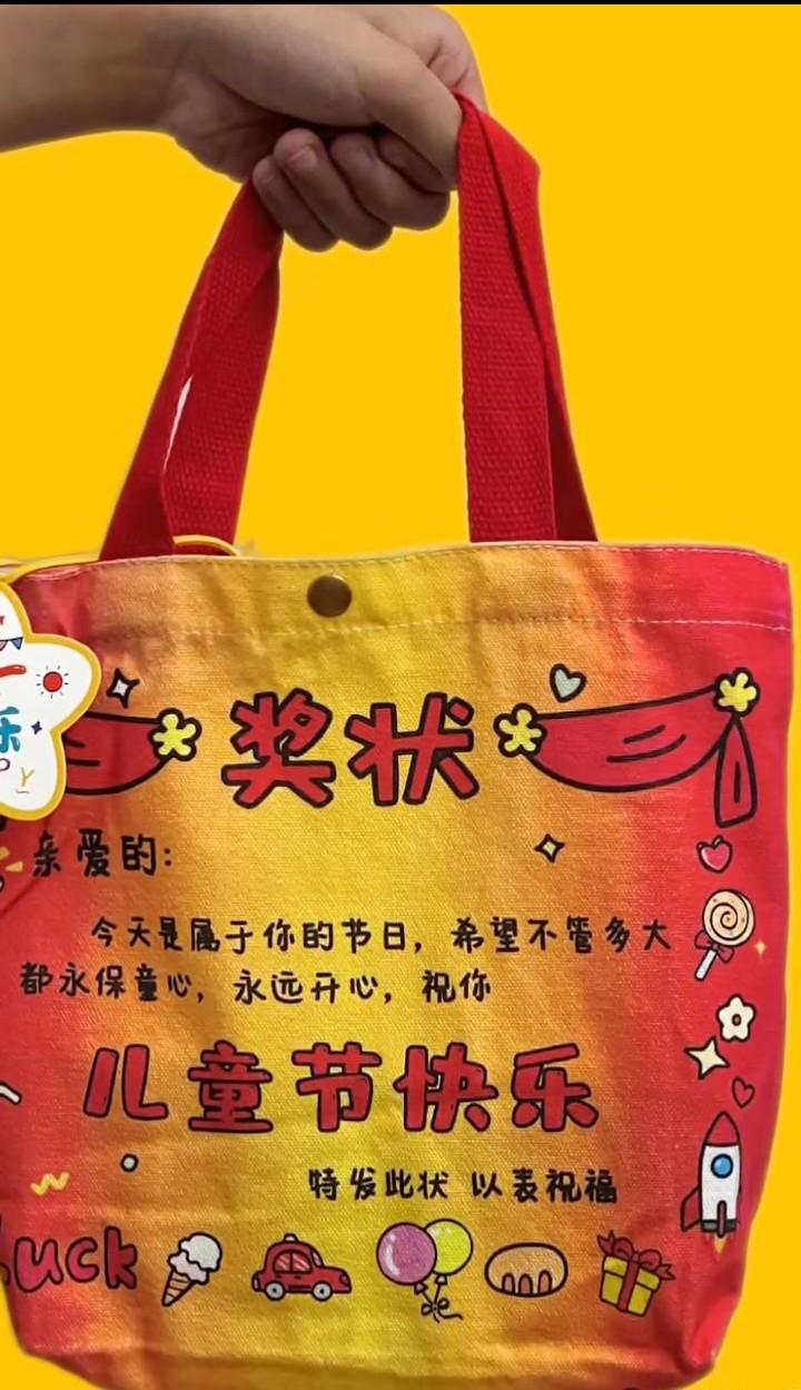 没有人永远童年，但总有人童心未泯。
愿朋友圈里的大朋友小朋友，六一快乐。笑得像小