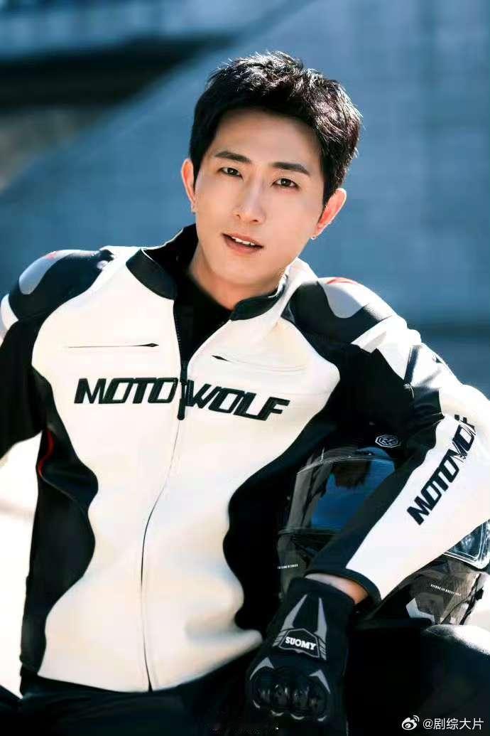 王凯沐好会亲一男的  我宣布王凯沐就是吻戏天花板！《为你千千万万次》里的吻戏简直