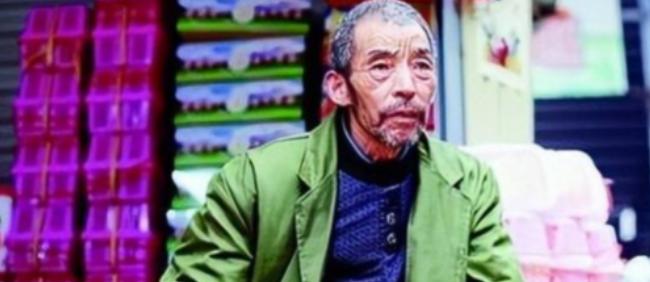 1992年，武汉街头的煎饼摊主捡到2个女婴,他终生未娶，二十年后，女儿们成了博士