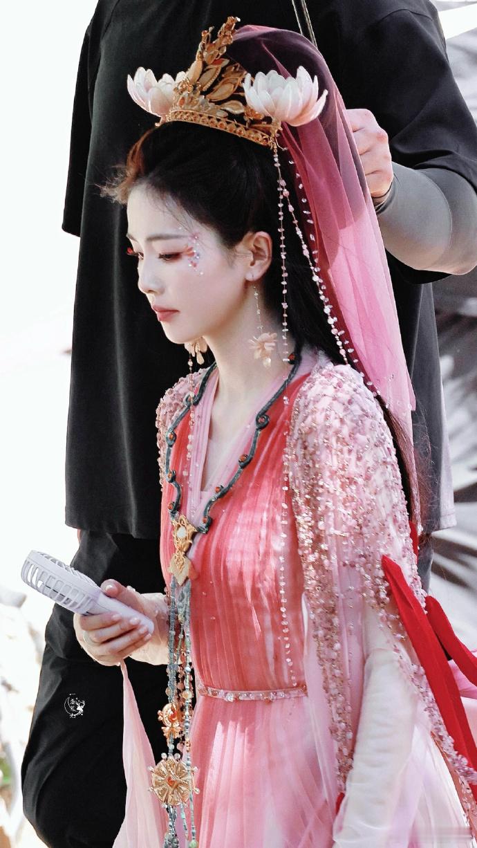 #白鹿莲花神女# 白鹿此次临江仙大婚的路透实在是惊艳众人！粉色荷花的妆造独具一格